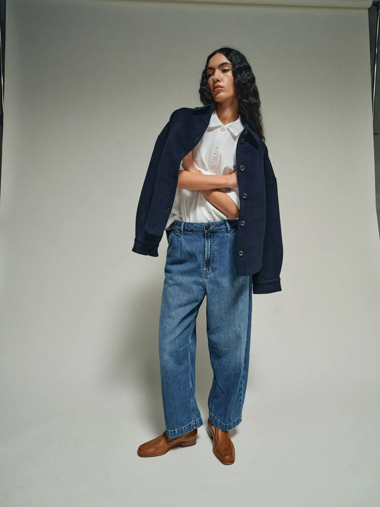 navy blue jack with collar, large buttons and oversized fit from heyanno model shot