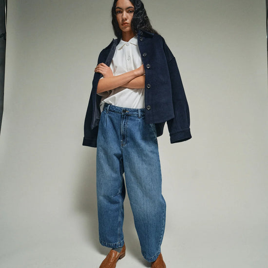 navy blue jack with collar, large buttons and oversized fit from heyanno model shot