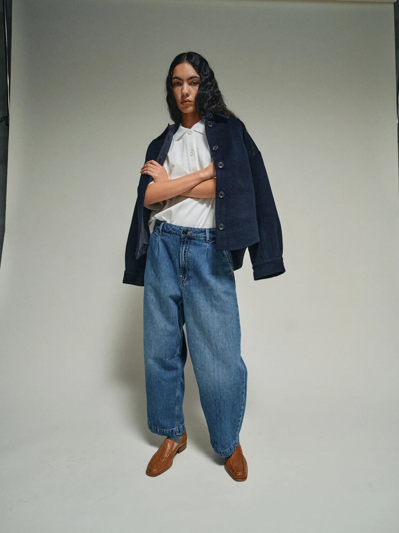 navy blue jack with collar, large buttons and oversized fit from heyanno model shot