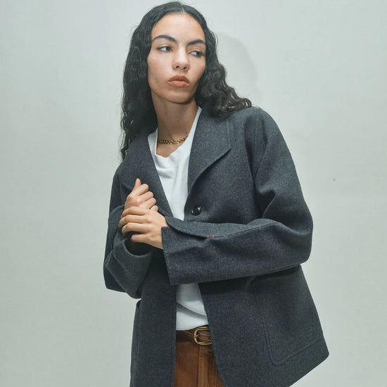 dark grey melange jacket with 2 front pockets and 2 button closure from heyanno model shot