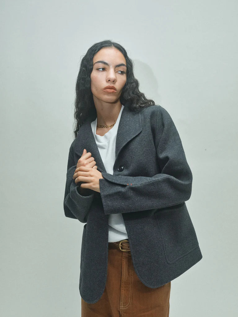 dark grey melange jacket with 2 front pockets and 2 button closure from heyanno model shot