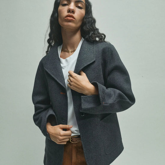 dark grey melange jacket with 2 front pockets and 2 button closure from heyanno model shot