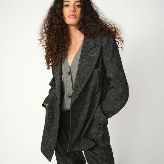 grey melange blazer with front pockets, notch lapel and 2 buttons from heyanno model shot