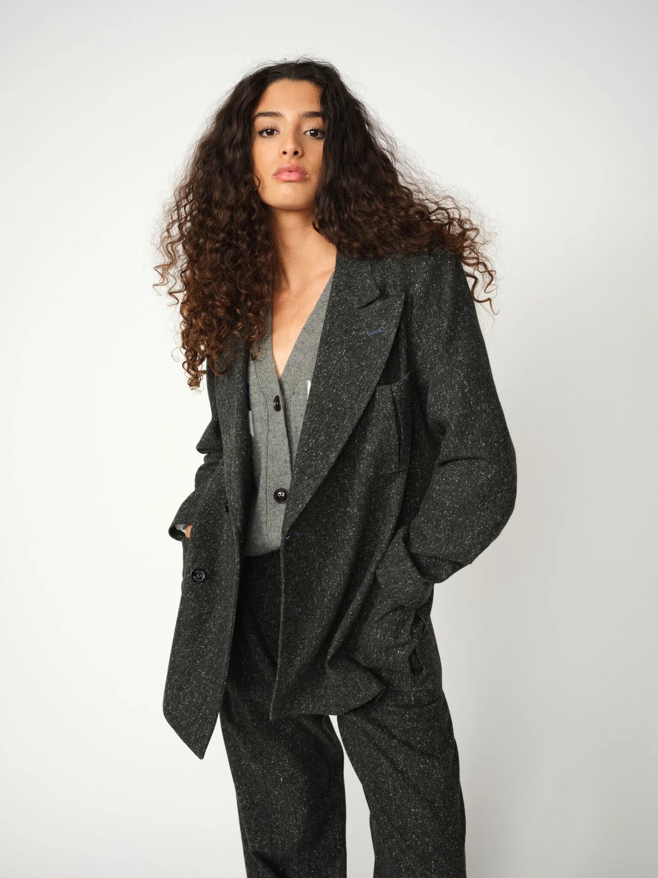grey melange blazer with front pockets, notch lapel and 2 buttons from heyanno model shot