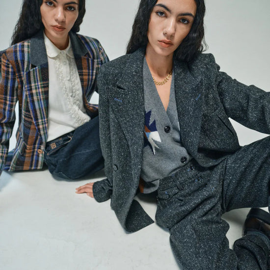 grey melange blazer with front pockets, notch lapel and 2 buttons from heyanno model shot