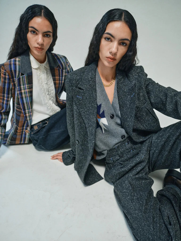 grey melange blazer with front pockets, notch lapel and 2 buttons from heyanno model shot