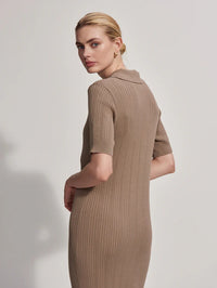 Straigh knitted dress with short sleeves and a wide collar