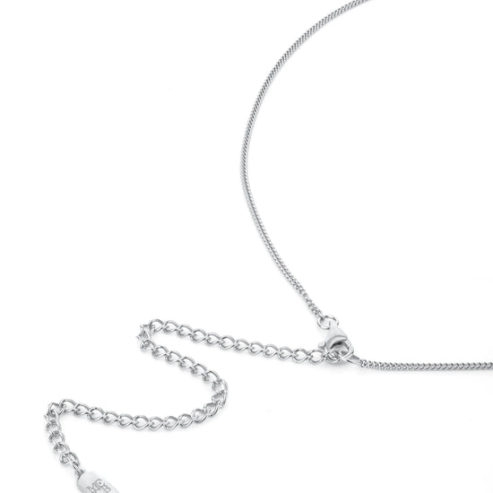 Close up of the chain of a necklace 