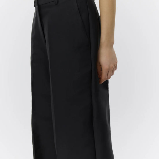 wide leg black suit trousers with belt loops close up
