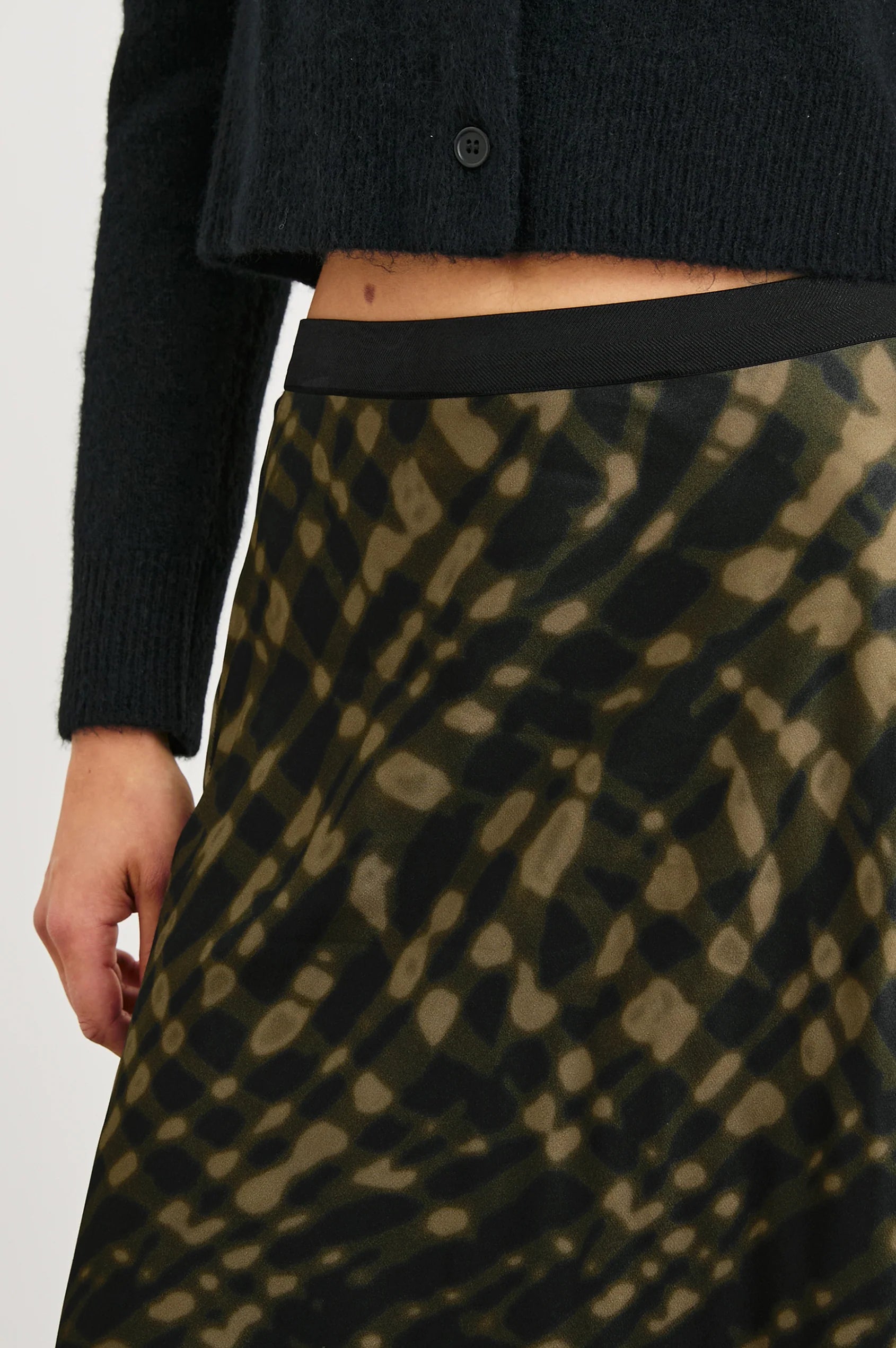 midi skirt with green pattern and elasticated waist close up