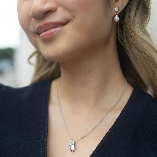 Silver necklace with pendant and pearl model shot