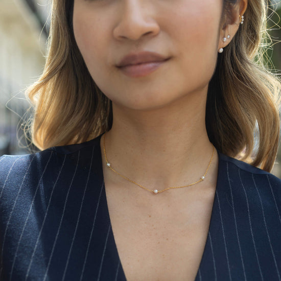 Gold choker necklace with 3 pearls model shot