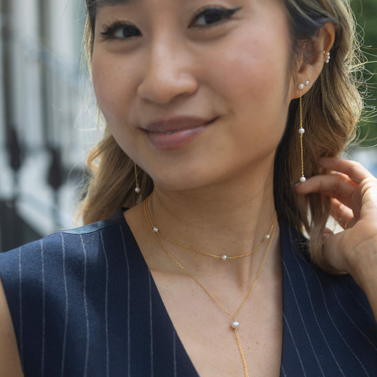 Gold choker necklace with 3 pearls model shot