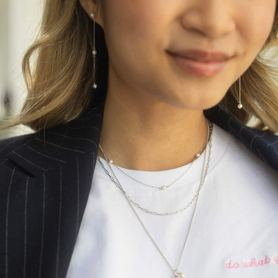 3 pearl choker silver necklace model shot