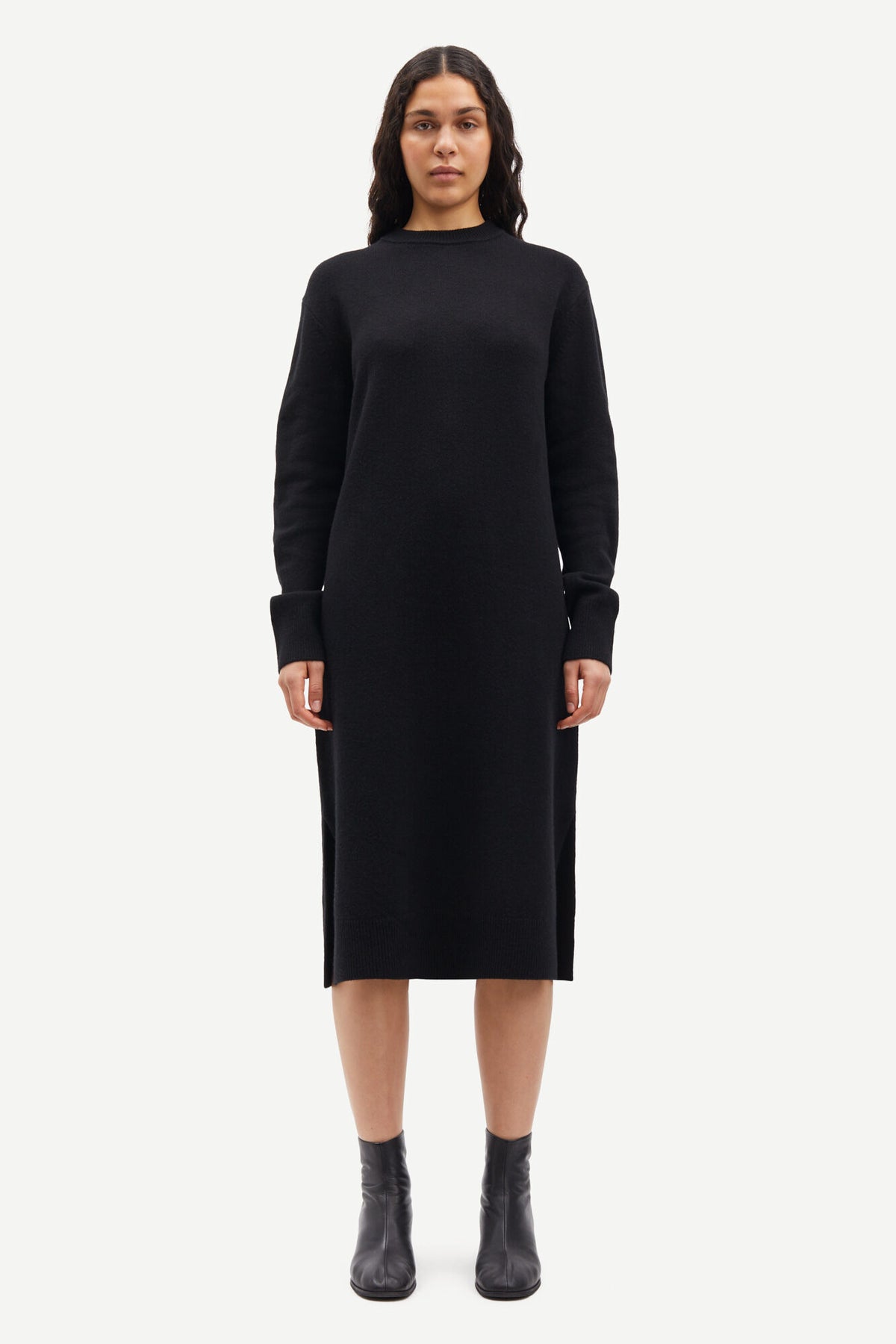 Midi merino wool black dress with long sleeves and crew neck