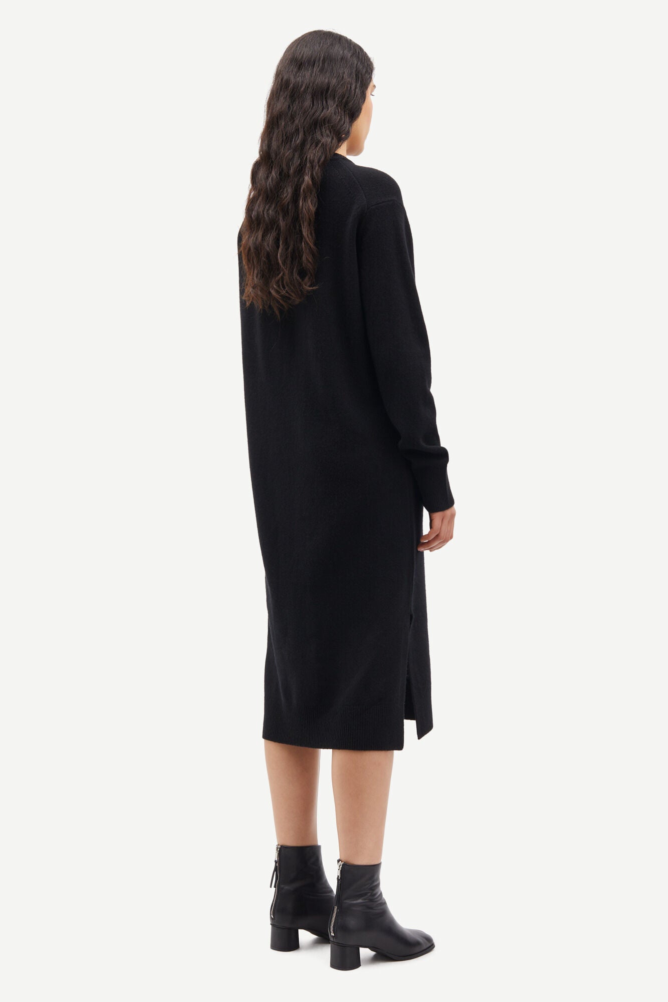 Midi merino wool black dress with long sleeves and crew neck