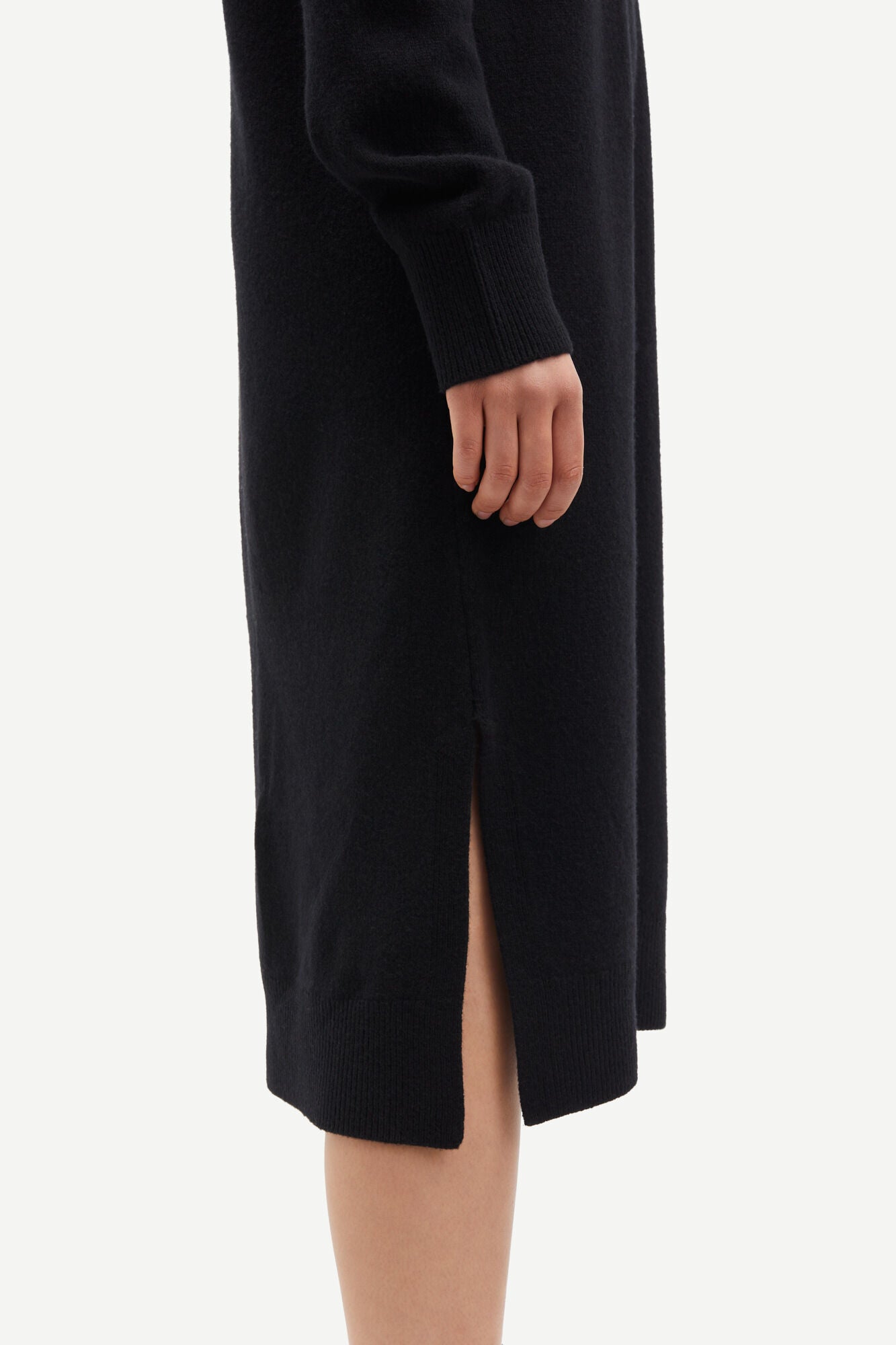 Midi merino wool black dress with long sleeves and crew neck