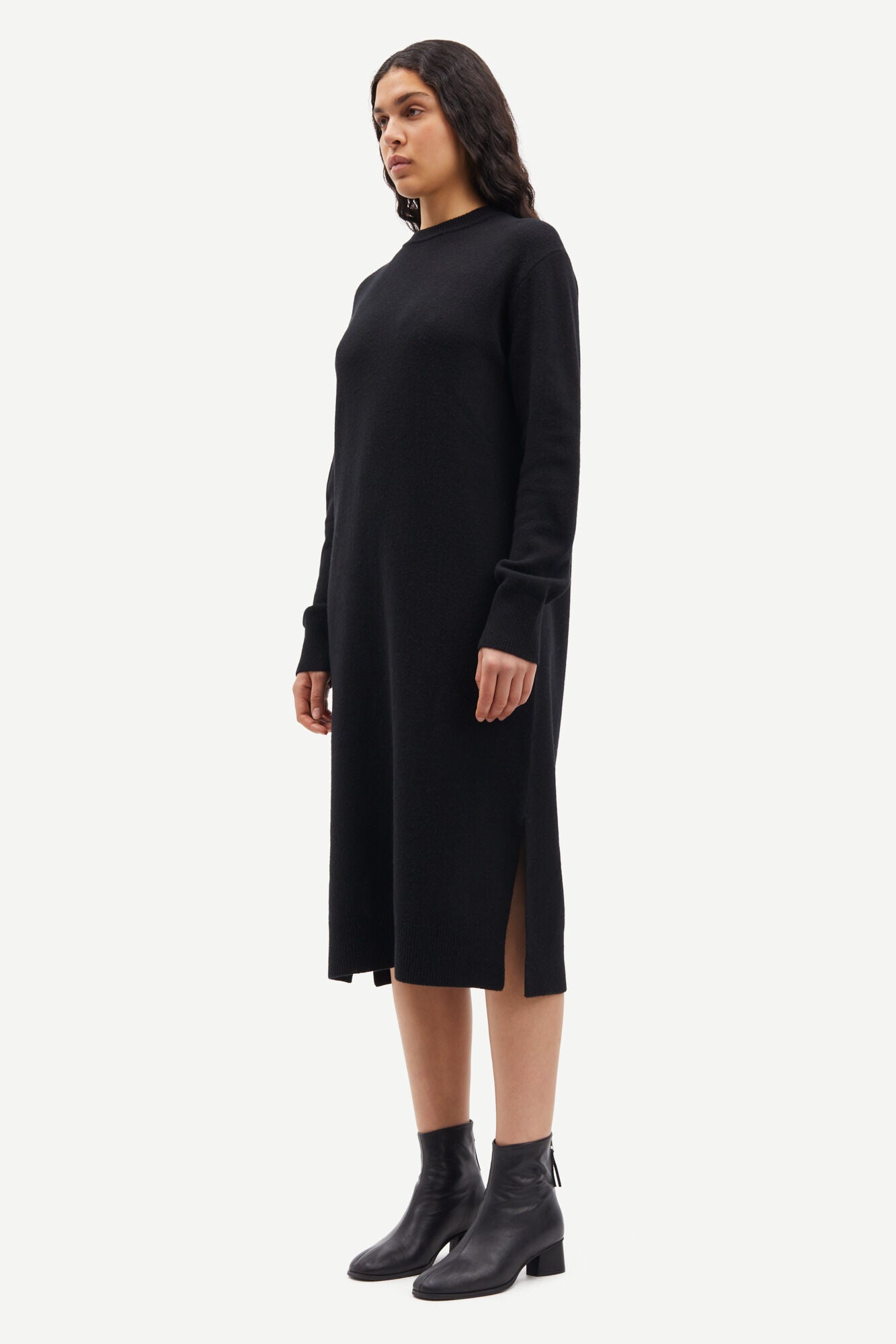 Midi merino wool black dress with long sleeves and crew neck