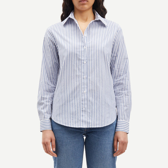 Regular fit blue and white striped shirt with classic collar and long sleeves with dipped curved hem