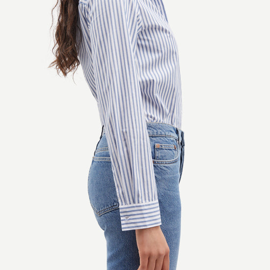 Regular fit blue and white striped shirt with classic collar and long sleeves with dipped curved hem