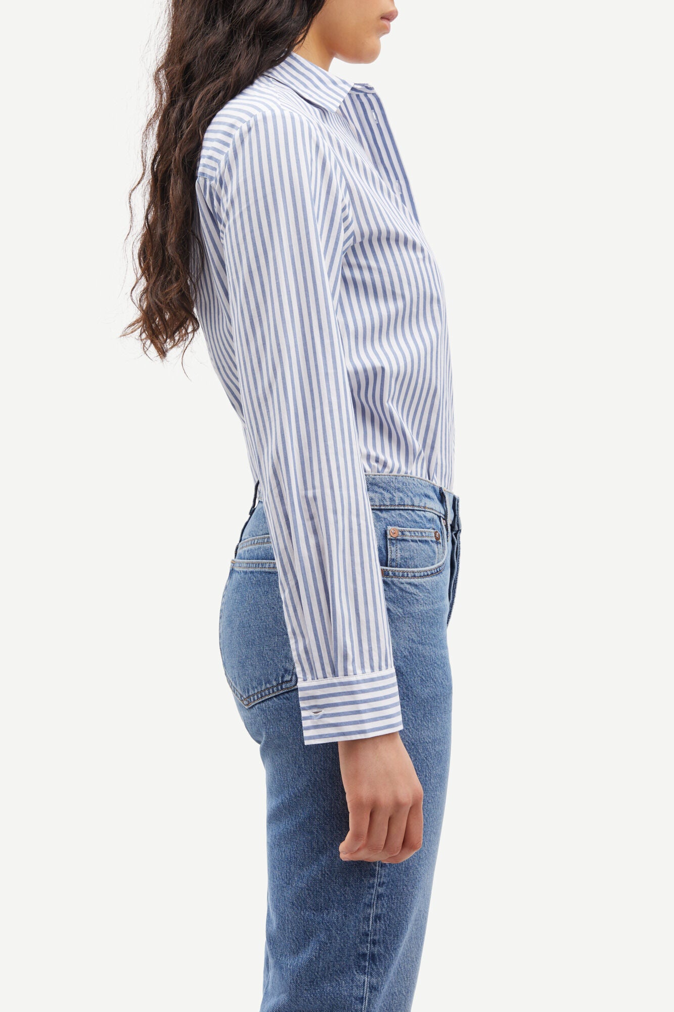 Regular fit blue and white striped shirt with classic collar and long sleeves with dipped curved hem