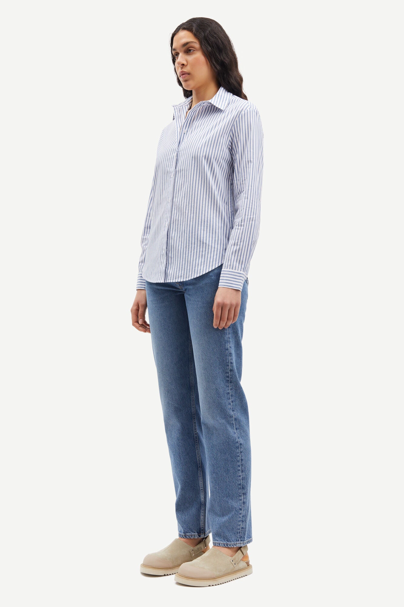 Regular fit blue and white striped shirt with classic collar and long sleeves with dipped curved hem