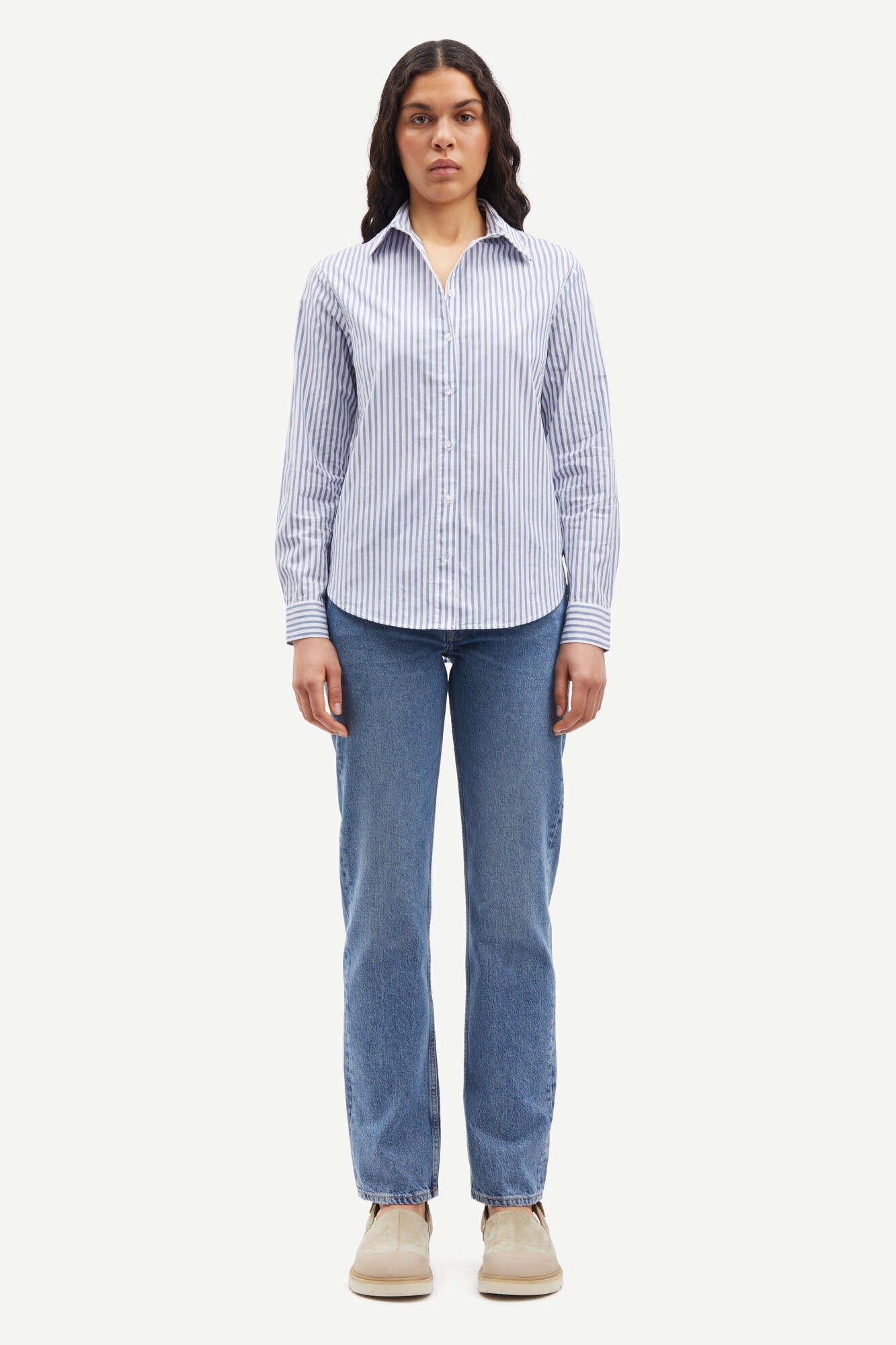 Regular fit blue and white striped shirt with classic collar and long sleeves with dipped curved hem