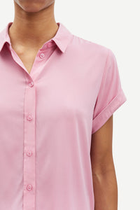 pink short sleeved shirt