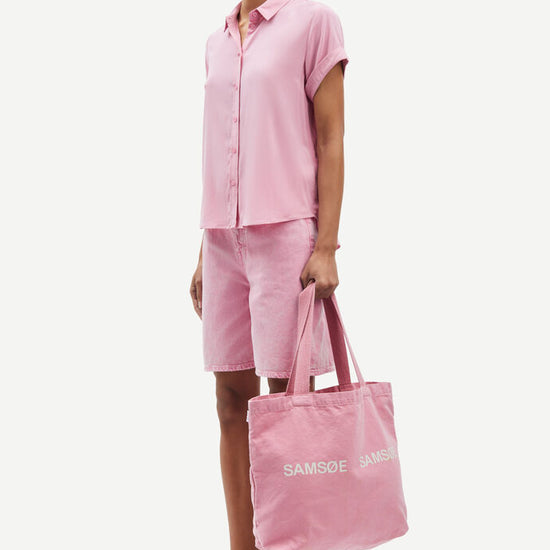 pink short sleeved shirt