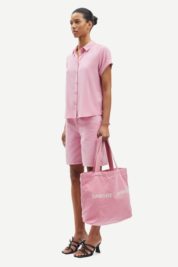 pink short sleeved shirt