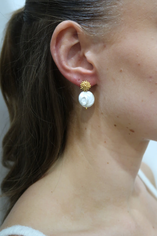 Delicate Feminine Wave Pearl Earrings