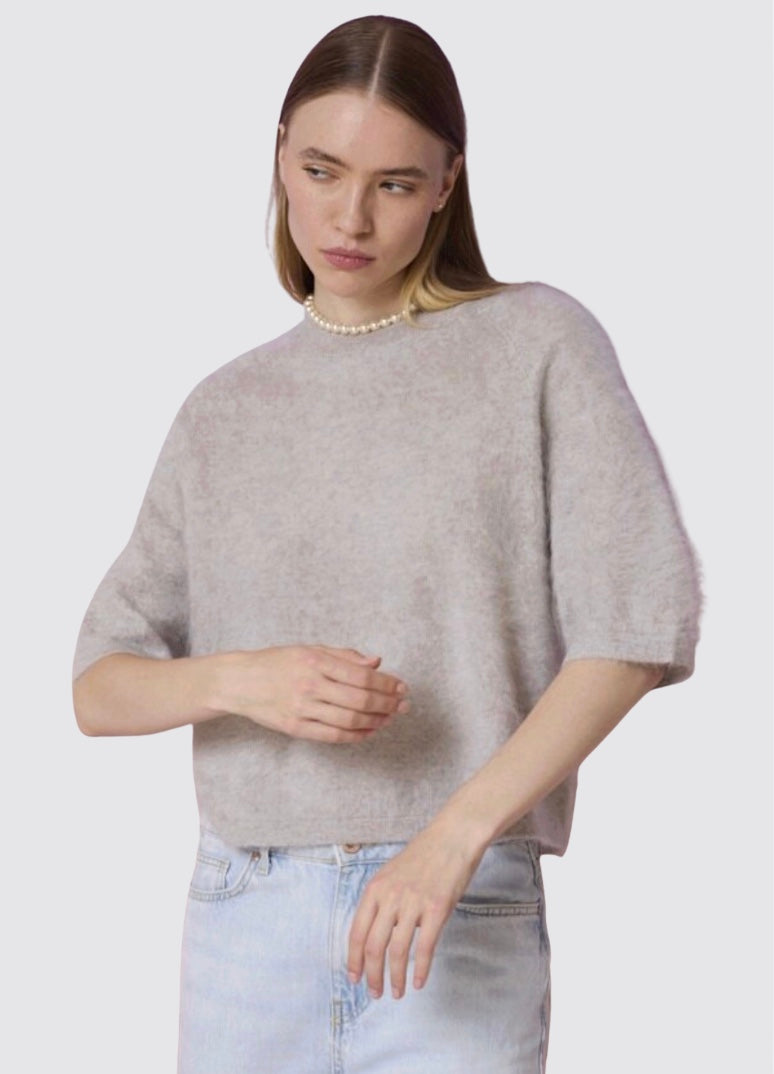 Short sleeve brushed cashmere knit in pale grey