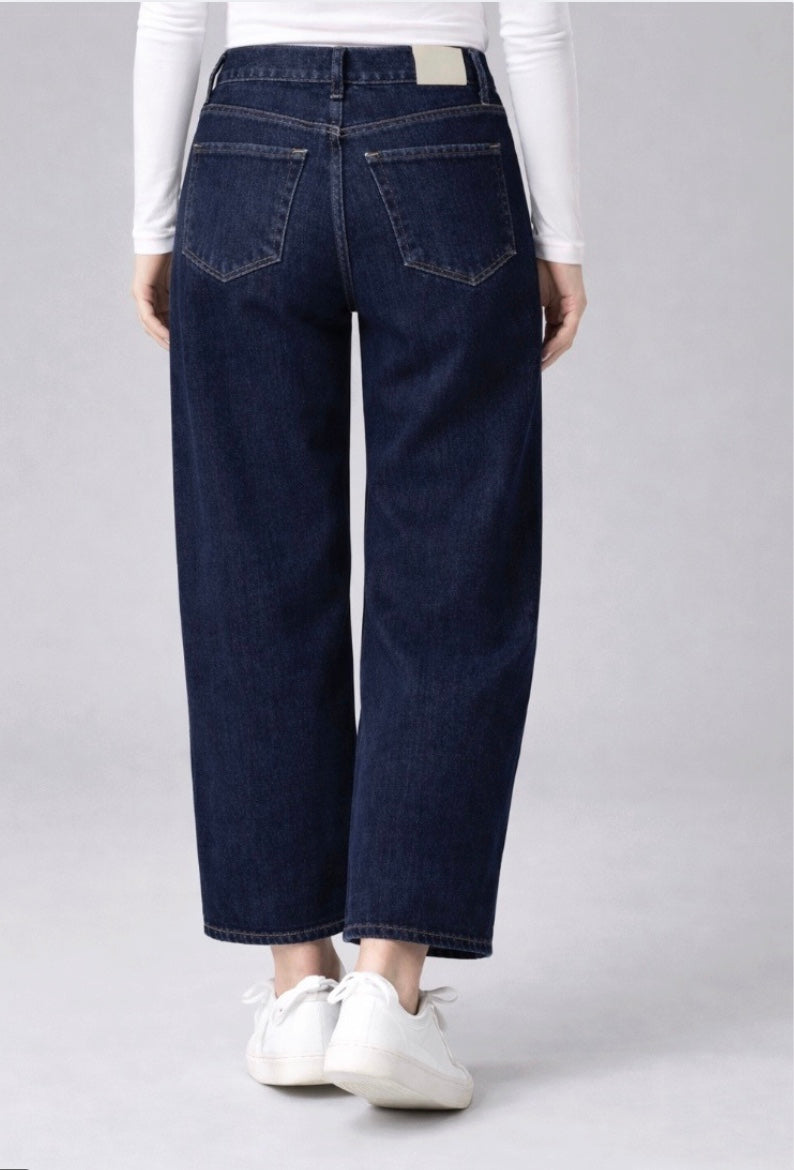 ankle length dark blue jeans 