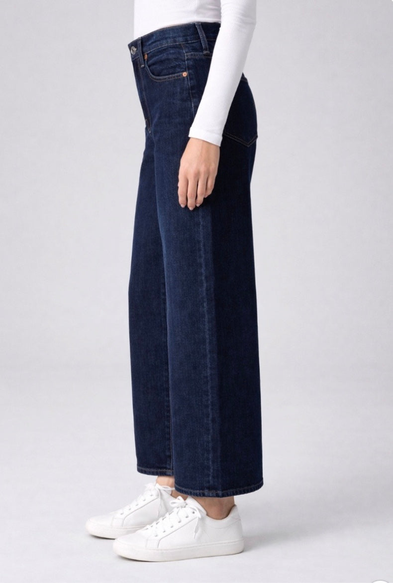 ankle length dark blue jeans 