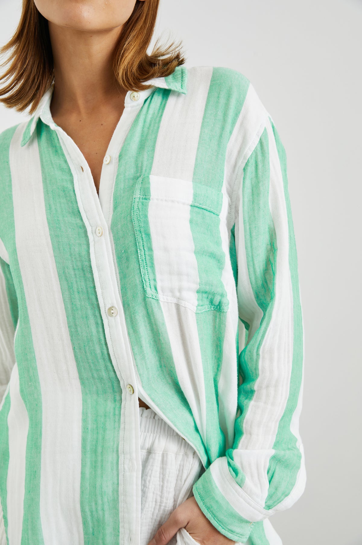 Relaxed 100% cotton muslin shirt with wide white and green stripe