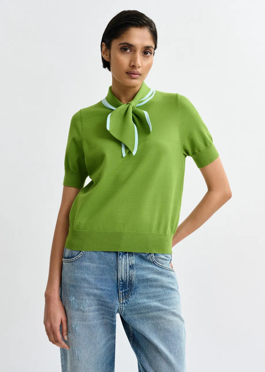 short sleeve green knit with tie at the neck model