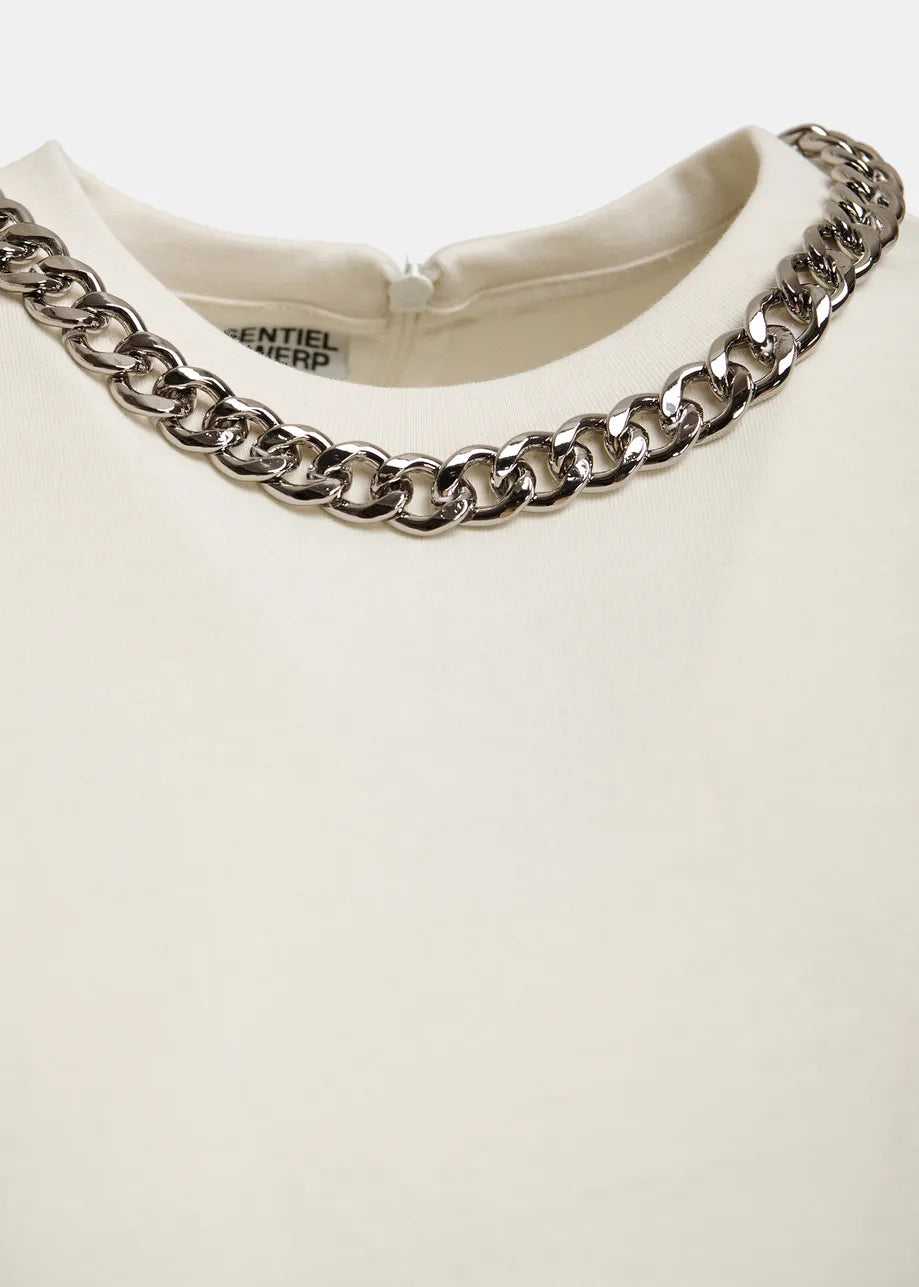 White tshirt with a chain close up