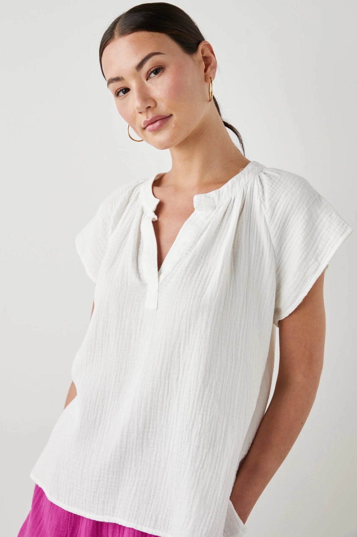 White top in cheese cloth fabric with capped sleeves and a notch neck