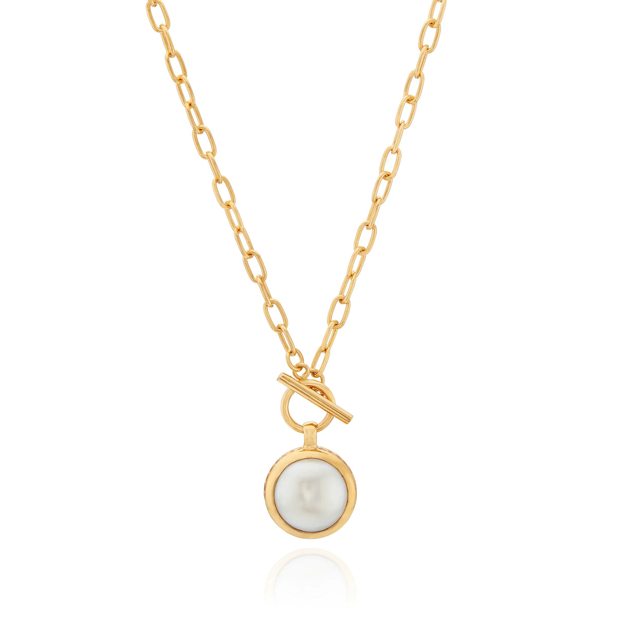 Gold necklace with toggle fastening and circular pearl pendant 