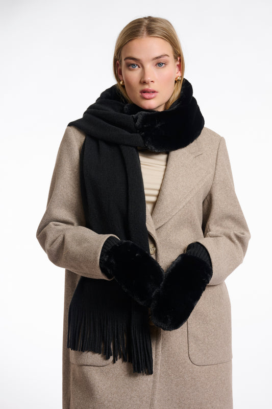 black knitted mittens with faux fur top model shot