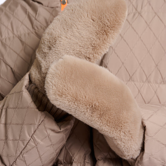 beige knitted mittens with faux fur top 