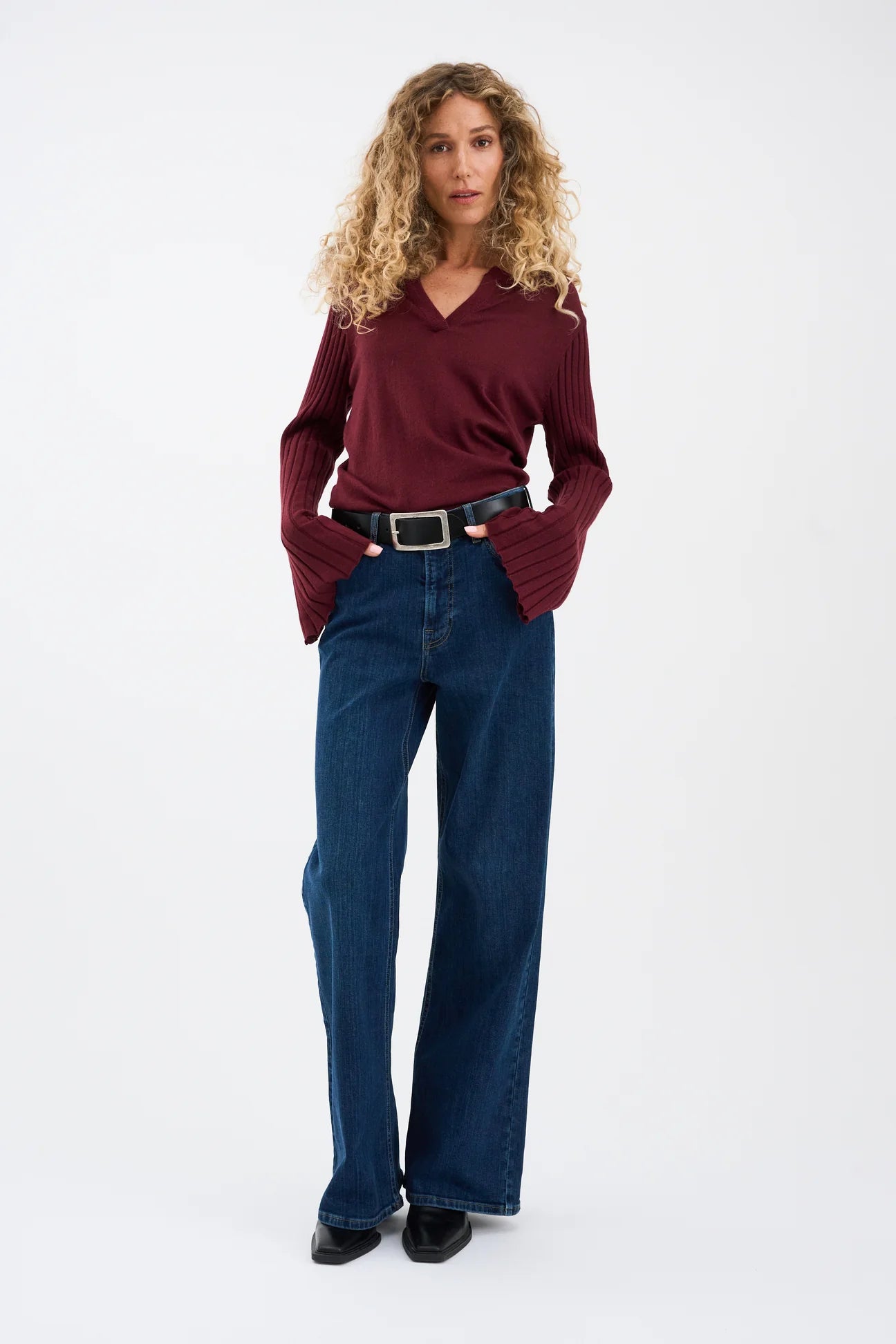 straight leg blue jeans from pieszak model shot