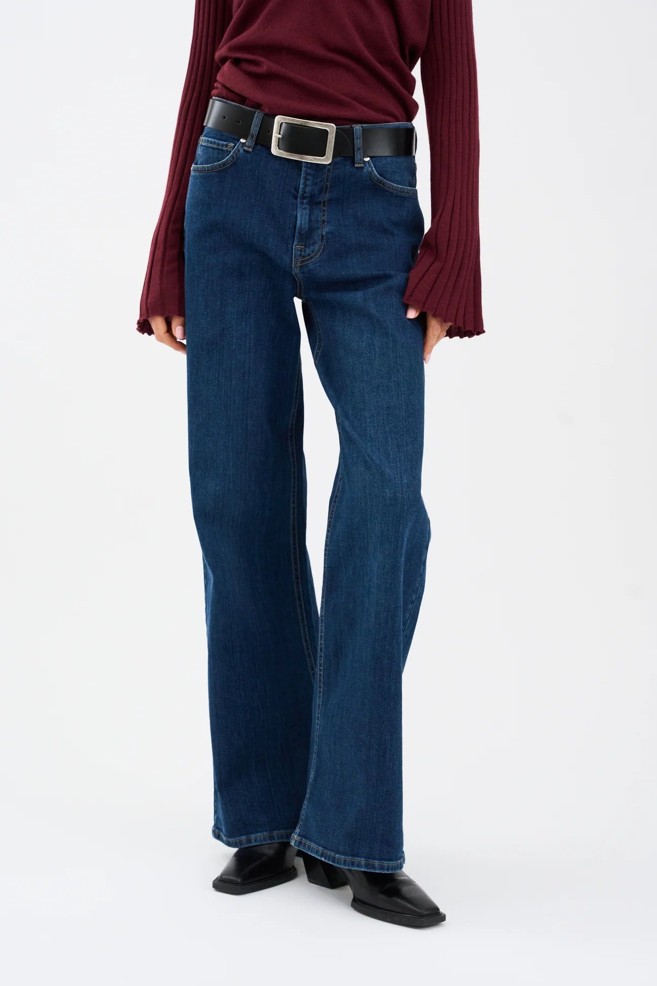 straight leg blue jeans from pieszak model shot