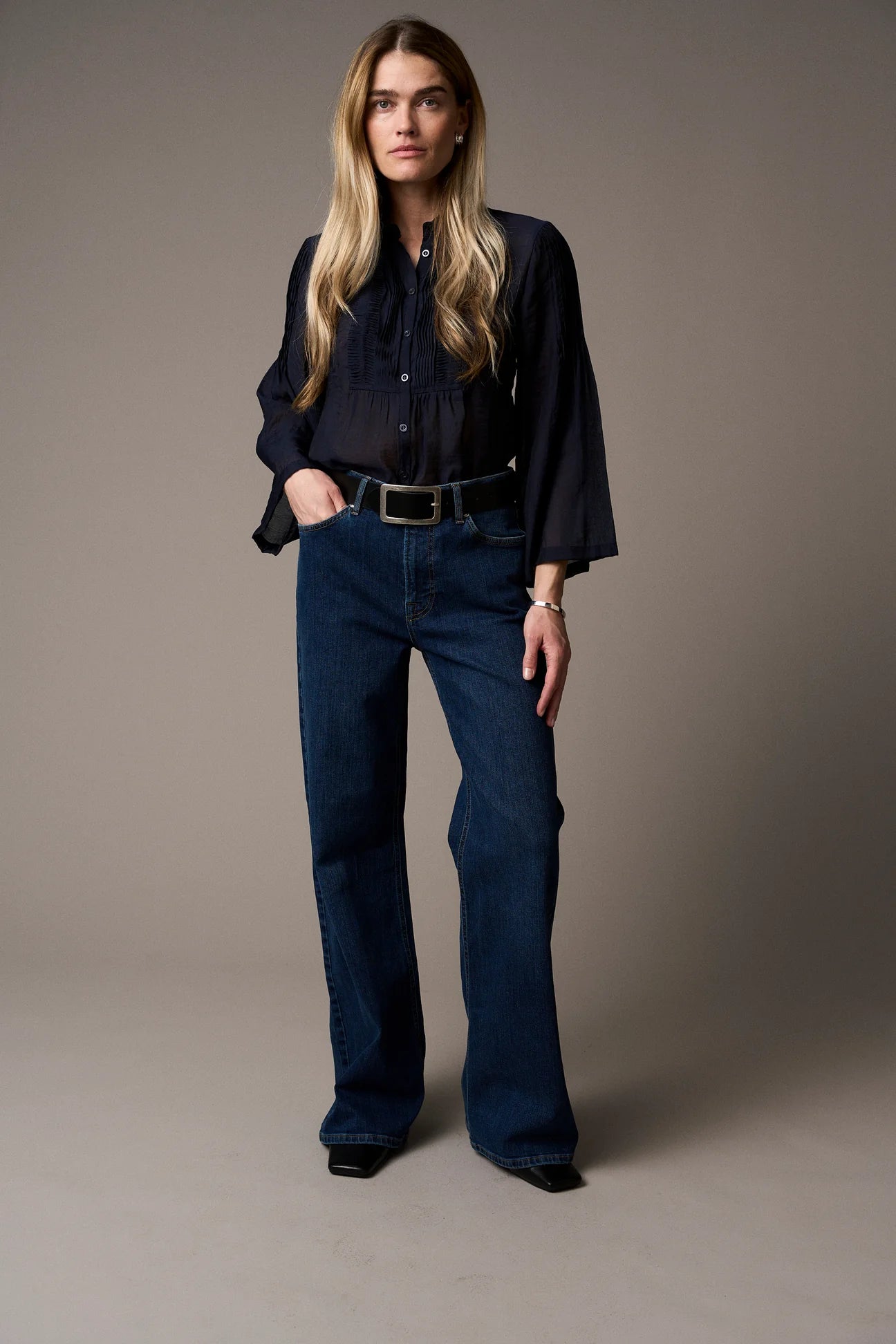 straight leg blue jeans from pieszak model shot