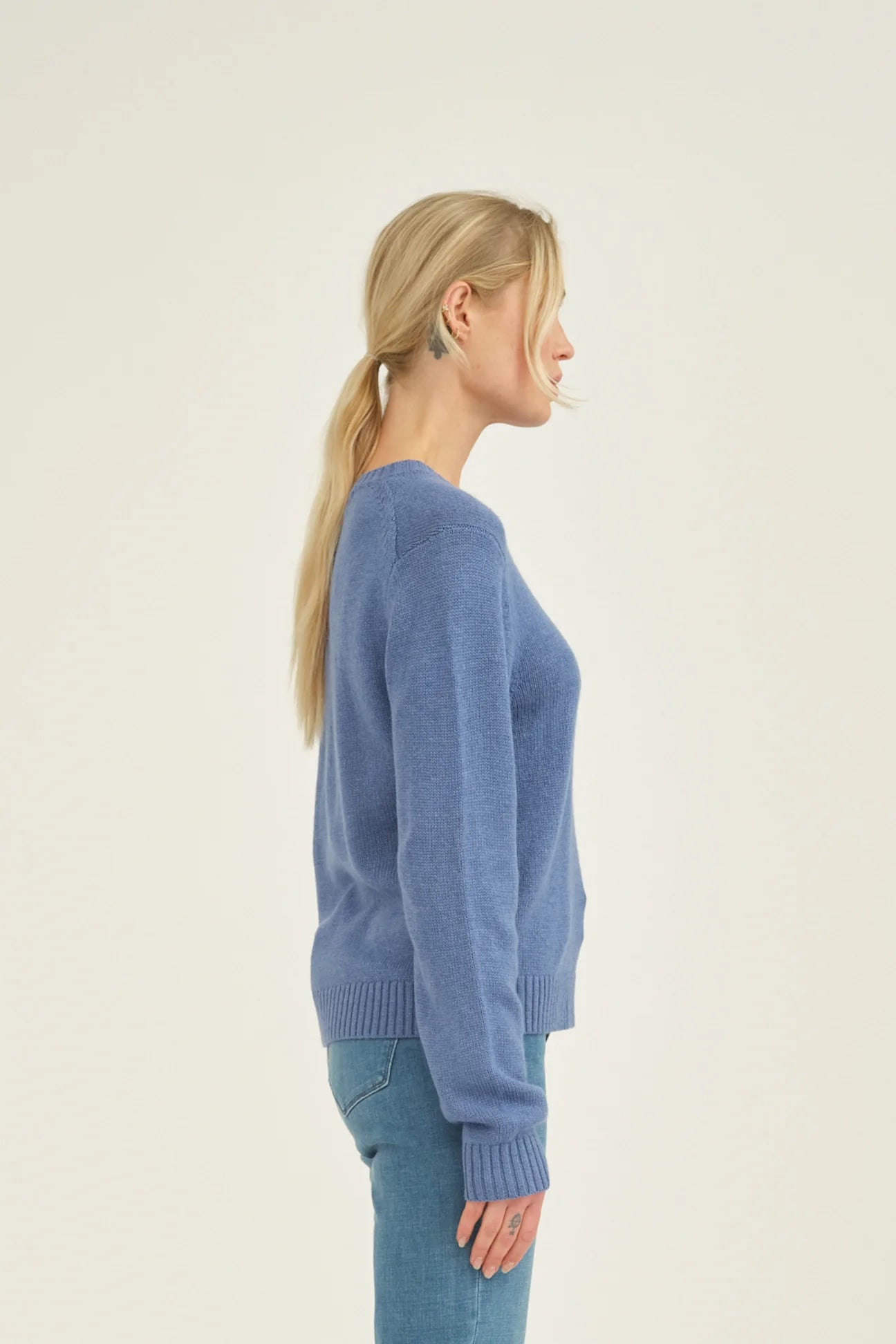 Denim blue knitted jumper with crew neck and long sleeves
