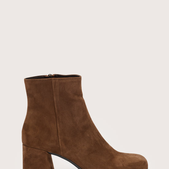 Coffee colour suede boot with block heel and side zip