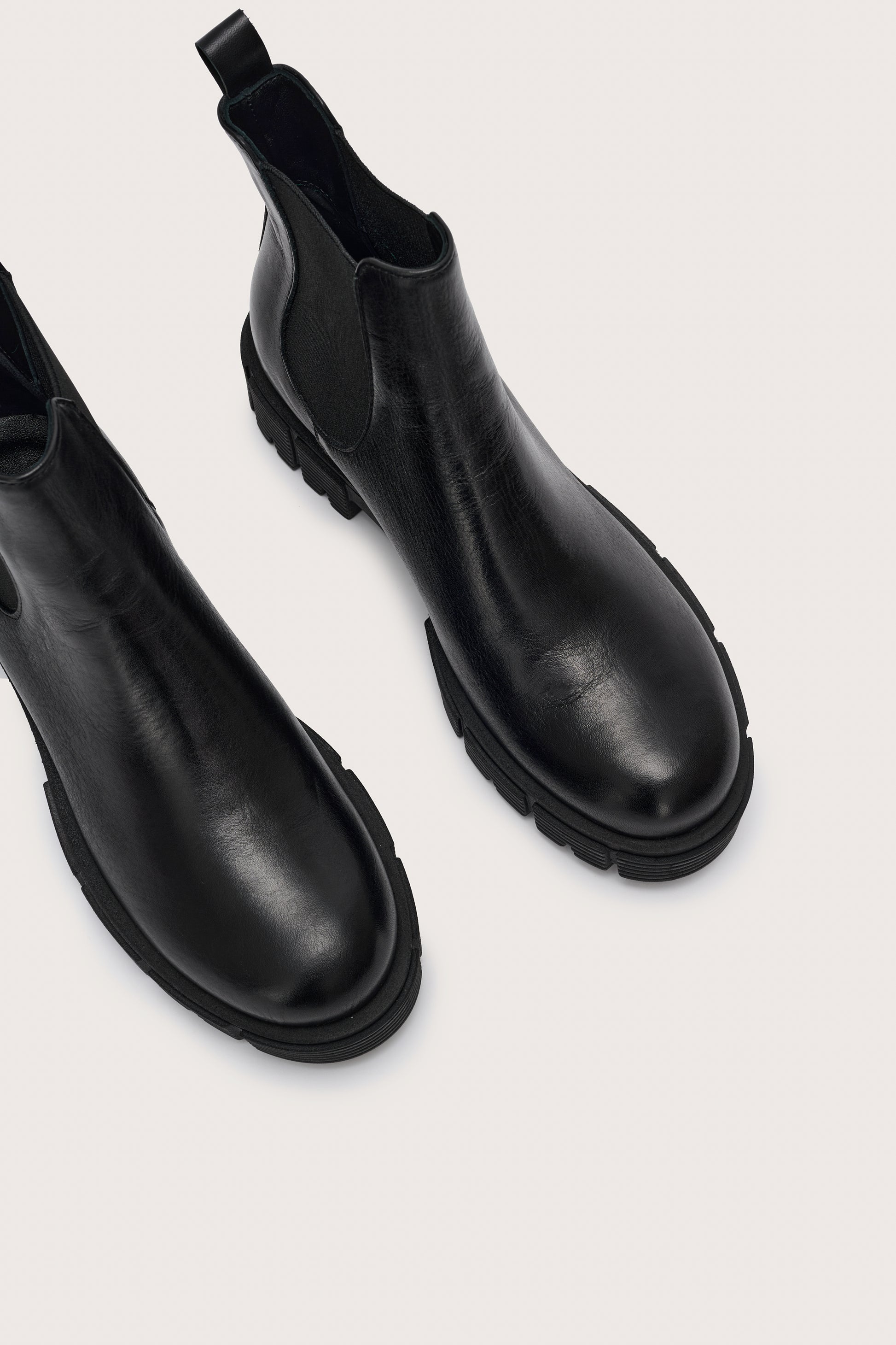 Close up of toes of the black leather chunky chelsea boot