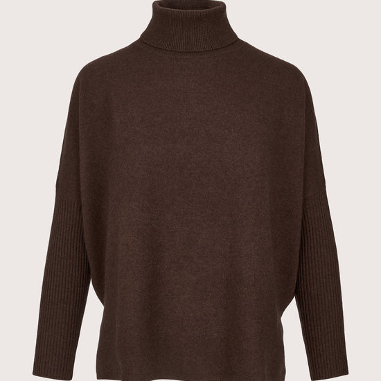 Brown cashmere turtleneck sweater with a boxy fit and a slim sleeve