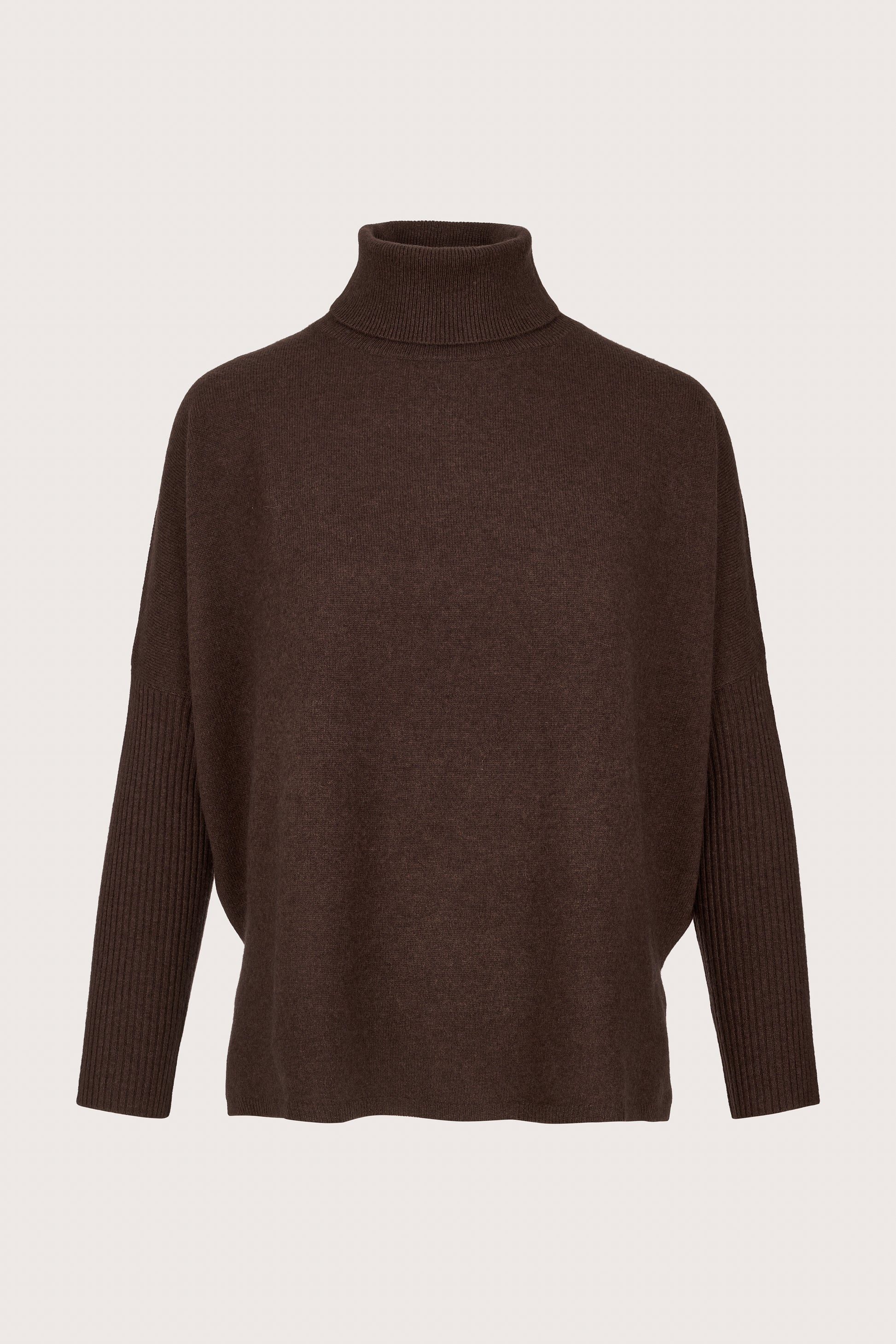 Brown cashmere turtleneck sweater with a boxy fit and a slim sleeve