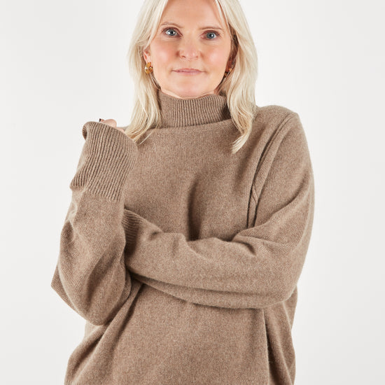 Turtle neck knit in mid brown in cashmere quality